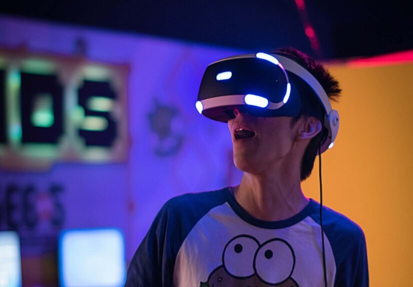 tech-technology-vr-vr-headset-headset-boy-1629858-pxhere.com